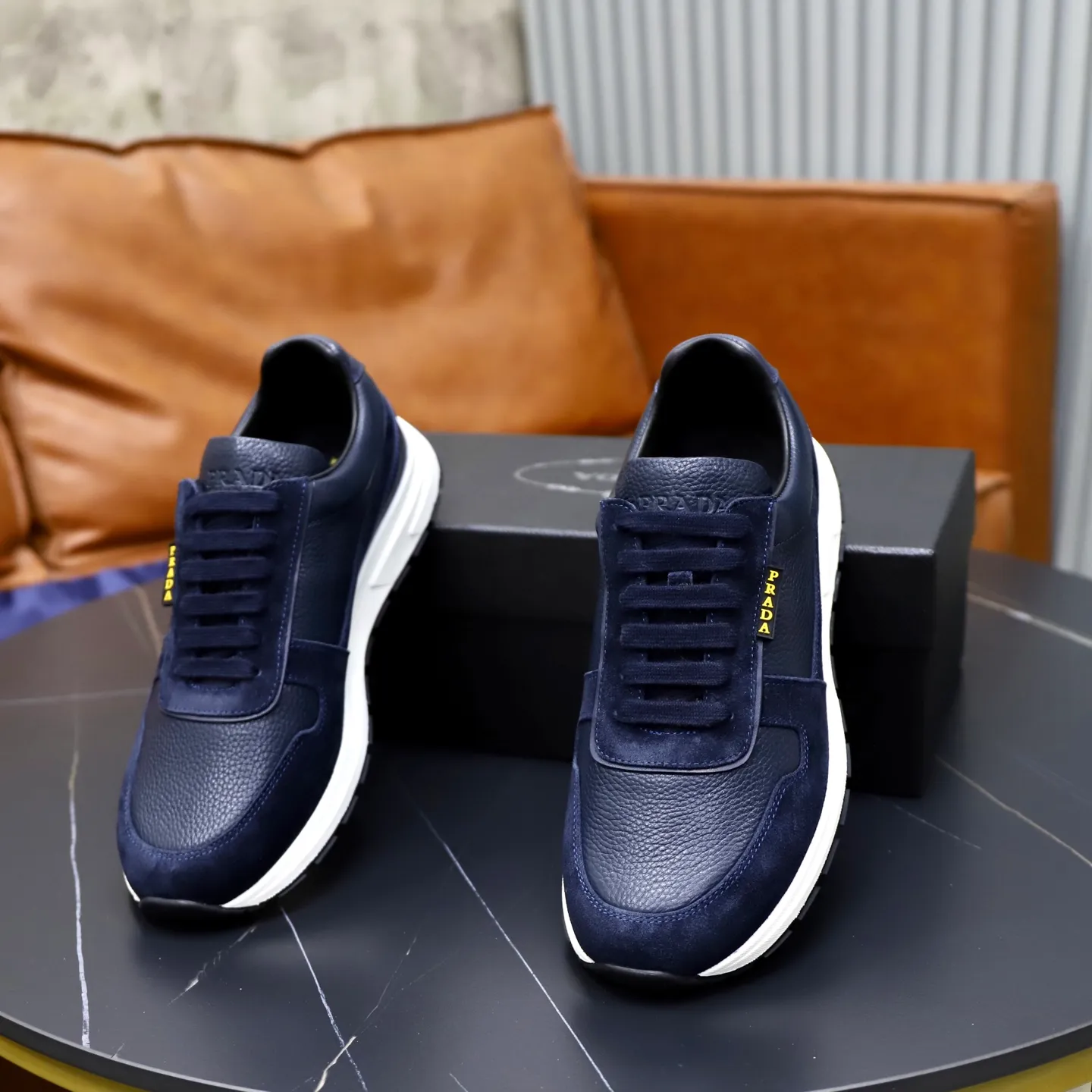 Factory price: 740💰Top original order Brand: PRADA (Prada) Standard code: Men's size 38/44 (45 can be customized) Grade: Same as the official website Material: Original cowhide stitching imported cowhide lining Original combination two-color wear-resistant soft outsole Style category: Leisure and sports version Young fashion European and American trend British style Color: Real picture color